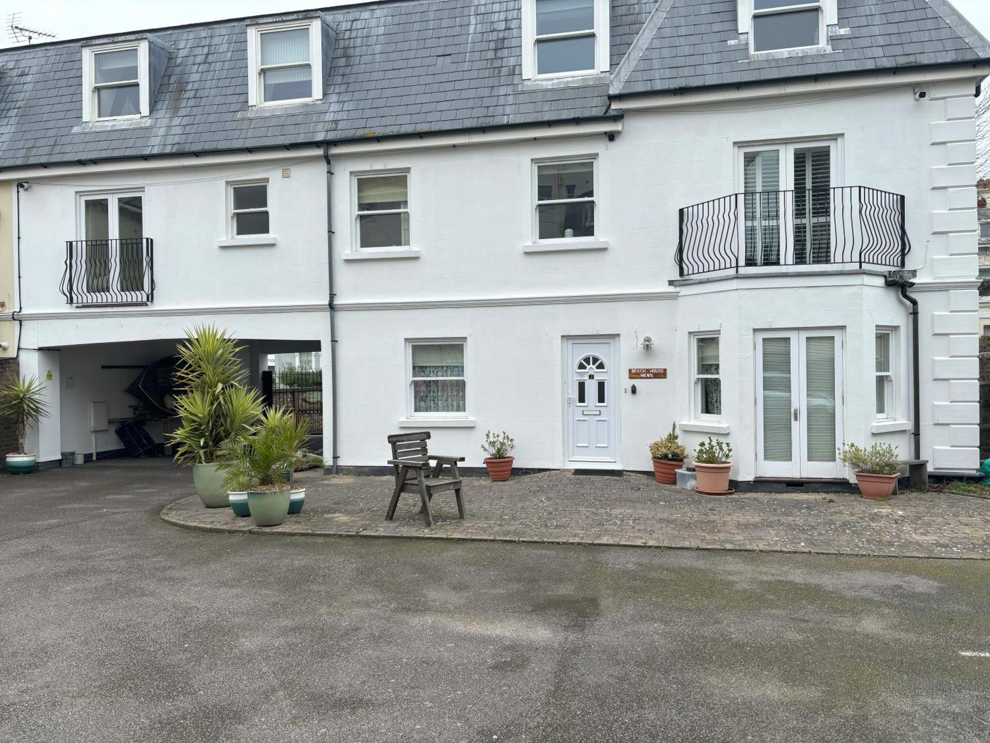 The Beach House Holiday Apartments Eastbourne Exterior photo