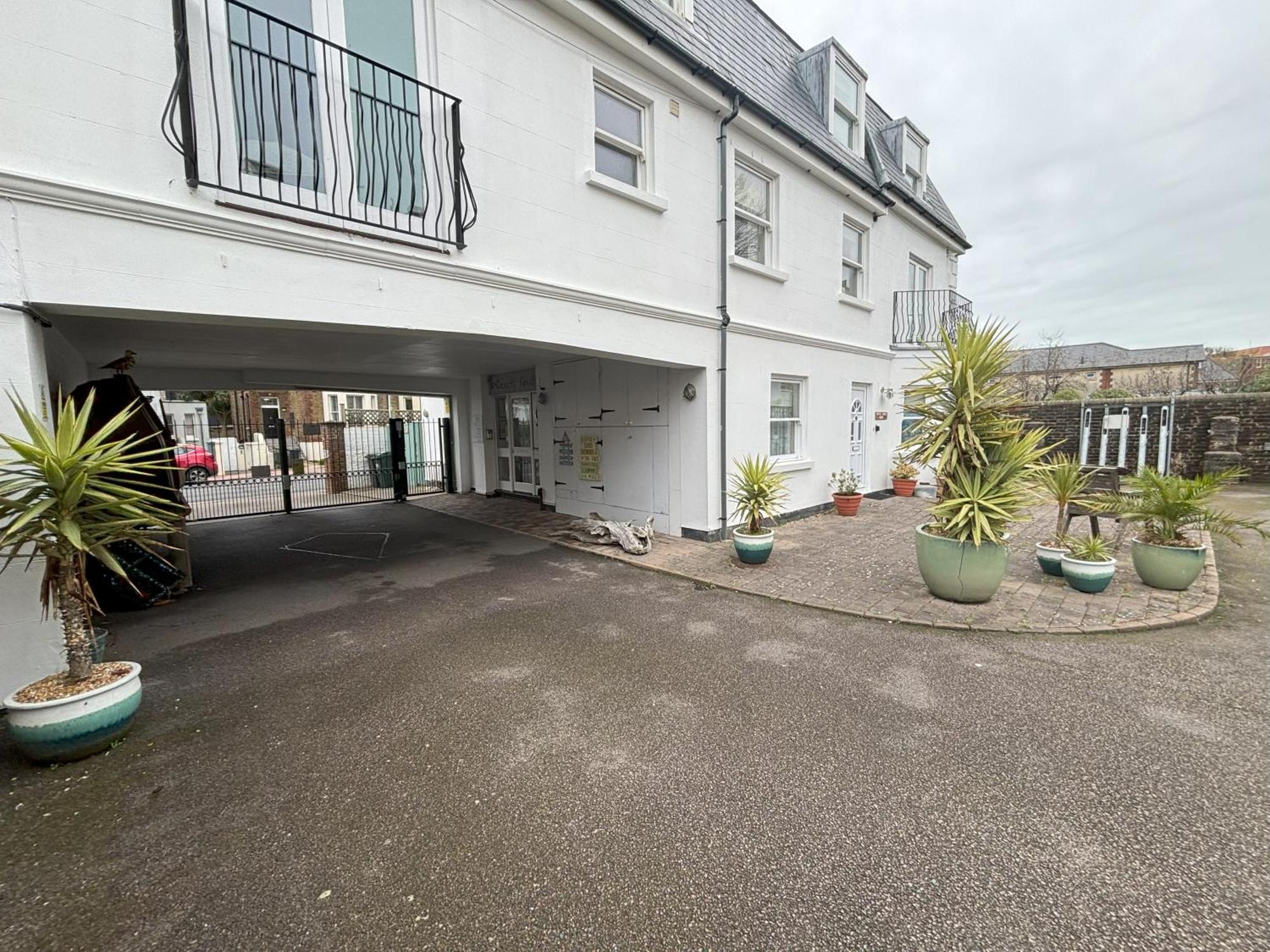 The Beach House Holiday Apartments Eastbourne Exterior photo